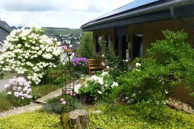 Image de appartement accessible aux personnes à mobilité réduite avec jardin, terrasse et. barbecue