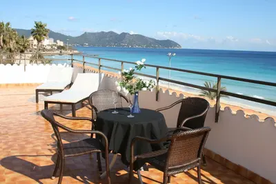 Penthouse moderne sur la plage avec une immense terrasse et de superbes vues sur la mer