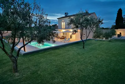 Image de Belle villa avec piscine chauffée, à 100m de la mer, WiFi, grill