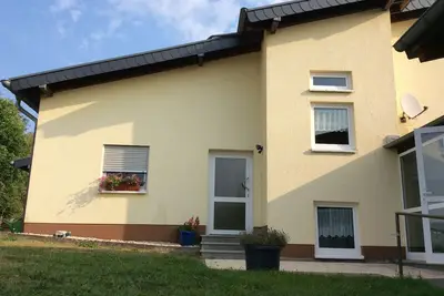 Image de Grande maison de vacances avec terrasse ensoleillée, animaux de compagnie bienvenus