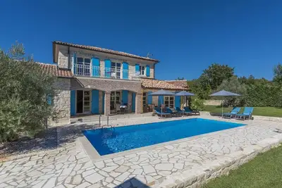 Image de Villa neuve avec piscine au dessus de Porec et Rovinj *****