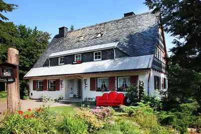 Image de Charmant chalet pour 12-16 personnes en pleine forêt avec cheminée + sauna