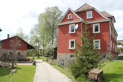 Image de Maison élégante avec espace pour se rencontrer, inspiration autour du feu de camp, aire de jeux