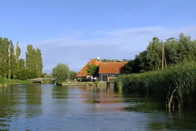 Image de Maison de vacances spéciale sur l'eau avec sa propre jetée et bateau