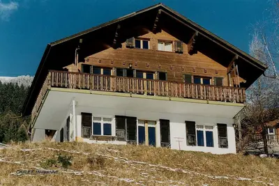 Image de Chalet dans un endroit ensoleillé avec une vue magnifique sur les montagnes