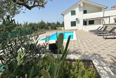 Image de Des vacances reposantes dans une maison de vacances avec piscine dans la belle Dalmatie