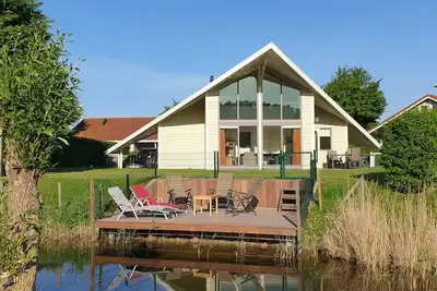 Image de Appartement de luxe détaché (600 m2) sur l'eau avec ponton et WiFi