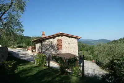 Image de Petite ferme idyllique au milieu des oliviers et des citronniers