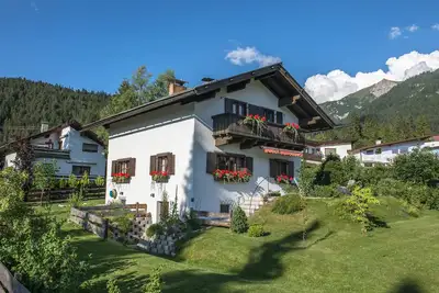 Image de Maison de campagne tyrolienne confortable à Seefeld, peut être vécue seule, calme, à proximité du centre.