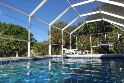 Image de Villa de vacances avec une grande piscine privée chauffée et une terrasse