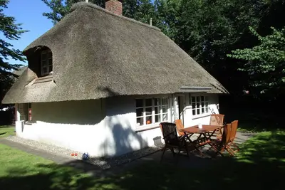 Image de Confortable maison à toit de chaume située au calme avec grand jardin