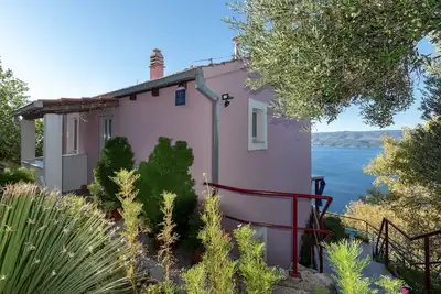 Image de Maison calme dans village en pierre avec vue mer panoramique