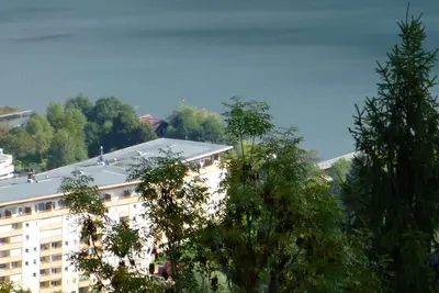 Image de Appartement avec 2 chambres et une magnifique vue sur le lac, piscine intérieure et plage privée. Réseau Internet WiFi gratuit