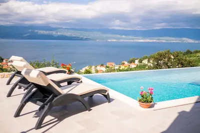 Image de Appartement de vacances de luxe dans une nouvelle villa avec piscine privée à débordement et vue magnifique sur la mer