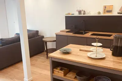 Image de Élégant studio dans une maison de campagne centenaire avec un jardin enchanté