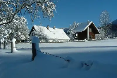 Image de Superbe maison de campagne retirée entourée de prairies et de forêts