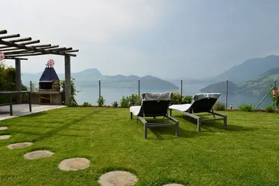 Image de Appartement Lac des Quatre-Cantons avec une vue imprenable et un grand jardin