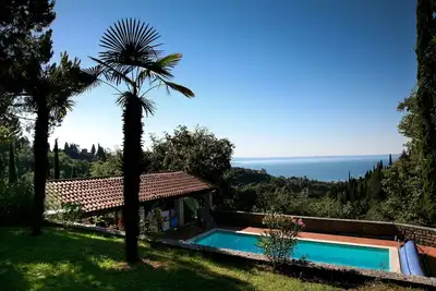 Image de Villa avec piscine privée, vue sur la mer et la montagne, au calme, conviviale et familiale