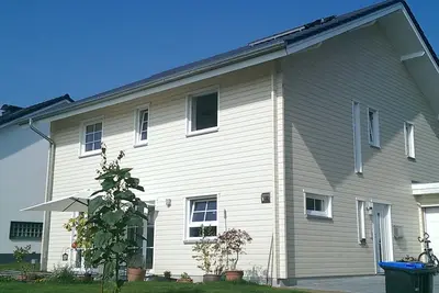 Image de Appartement sans obstacles dans une nouvelle maison en bois dans un cadre rural.