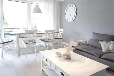 Image de Charmant appartement au charme maritime, rez-de-chaussée, 3 pièces, environ 63 m2, balcon noir et blanc