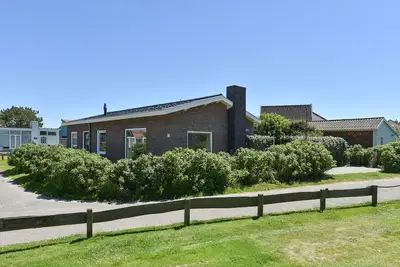 Image de Maison rénovée directement derrière les dunes, à seulement 100m de la plage, à proximité du centre