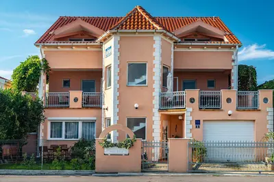 Image de à quelques minutes de la plage de sable en pente douce, adaptée aux enfants, calme, bien entretenue