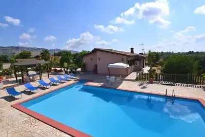 Image de Belles famileinfreundliches maison individuelle avec piscine privée.
