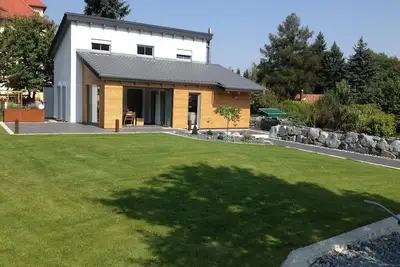 Image de Maison de vacances pouvant accueillir jusqu'à 6 personnes avec un grand jardin, 3 chambres et 2 salles de bains <br>