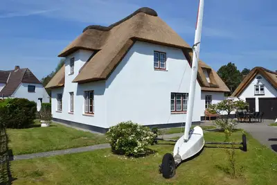 Image de Maison au toit de chaume modernisée près de la plage avec un grand jardin pour 8 personnes