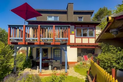 Image de Comment dans le ciel, maison colorée sur une colline avec vue imprenable sur la Ederta