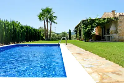 Image de Finca en pierre naturelle avec piscine et terrasse ensoleillée à Son Carrio