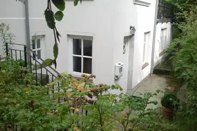 Image de Charmant appartement en rez-de-jardin avec 95m² dans une ancienne villa, à 20 minutes de la gare principale. / Ville