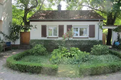 Image de Maison idyllique avec de vieux noyers, calme et verdure