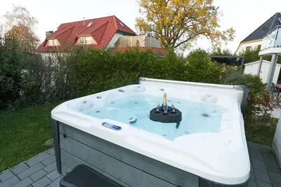 Image de Lac perle Bella Vita avec bain à remous extérieur, Sky Tv, cheminée, sauna, près du lac à 60 mètres