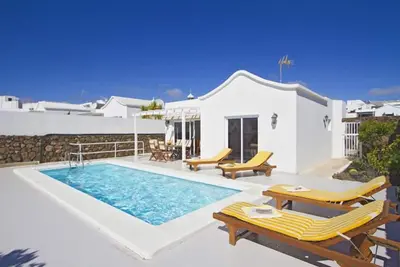 Image de Villa de vacances individuelle avec piscine privée et chauffée, télévision par satellite, WiFi et barbecue