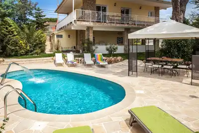 Image de Maison familiale de vacances accueillant avec vue panoramique sur la mer, piscine privée, jardin
