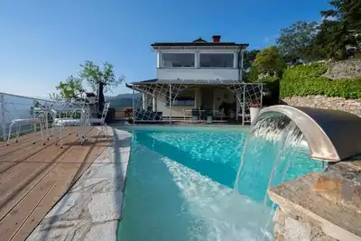 Image de Villa romantique, avec une piscine chauffée (basse saison) et une vue fantastique