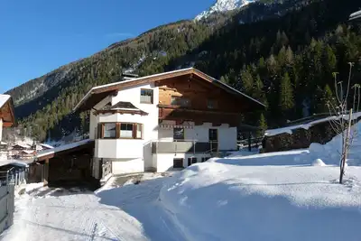 Image de 3 chambres, quartier calme, près de l'arrêt de bus, près du glacier