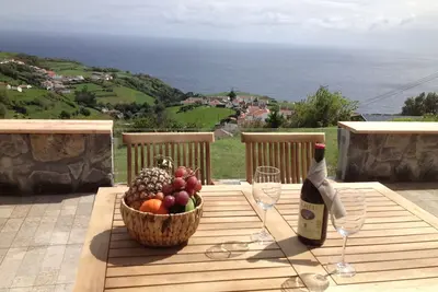 Image de Nouvelle maison de vacances rénovée avec une grande cuisine et une vue gigantesque