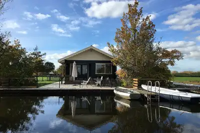 Image de Petite maison de campagne, directement sur le lac, propriétaire privé, dans la zone de conservation