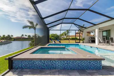 Image de Nouveau 2017: Villa Aviva, grande terrasse plein sud avec spa / piscine chauffée, directement sur le canal