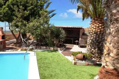 Image de Maison de campagne historique et romantique avec jardin tropical