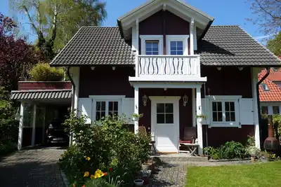 Image de \"Ponyhaus\" - maison de vacances en bois de style suédois directement à la mer