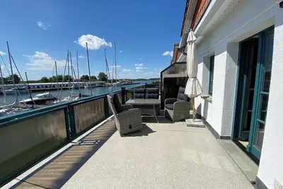 Image de Appartement ensoleillé avec grand balcon donnant sur la marina