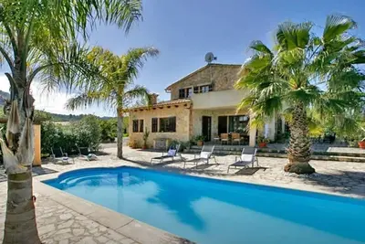 Image de Grande Finca en pierre à la campagne avec piscine et magnifique vue panoramique