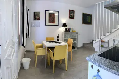 Image de Maison de village entièrement rénovée 4 appartements avec cour à Arico Viejo.