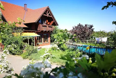 Image de Belle maison en bois avec sauna et piscine près de Linz