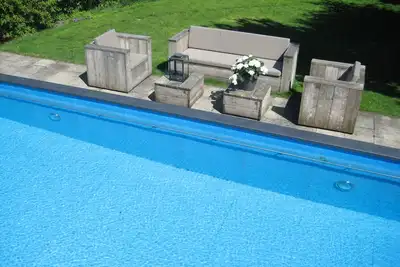 Image de Vivant dans une maison de ville rénovée de 1907 avec jardin et piscine
