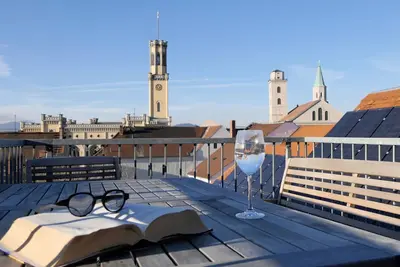 Image de à partir de 74 € / nuit Appartement dans le style italien au-dessus des toits de la ville