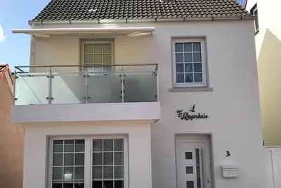 Image de 2 minutes to the beach, in the city center, balcony